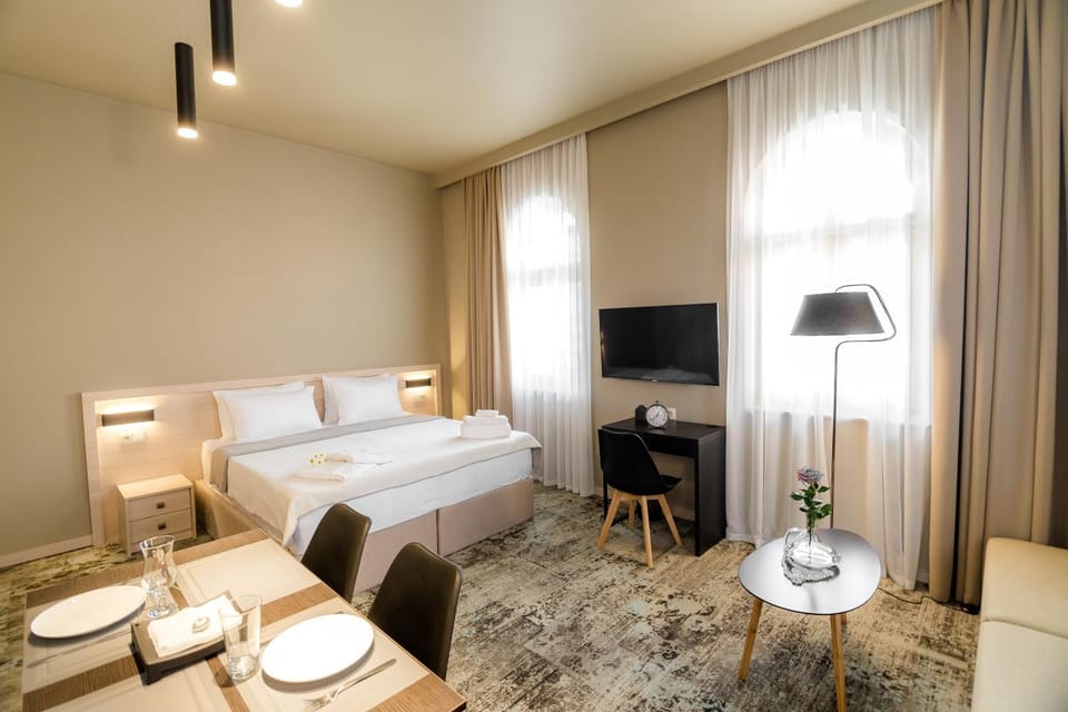 Living room, Photo of the whole room, Decorative detail, Seating area, Bedroom
