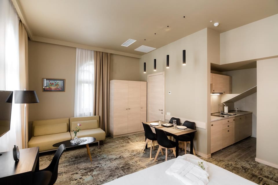 Coffee/tea facilities, Kitchen or kitchenette, Photo of the whole room, Decorative detail, Seating area, Dining area