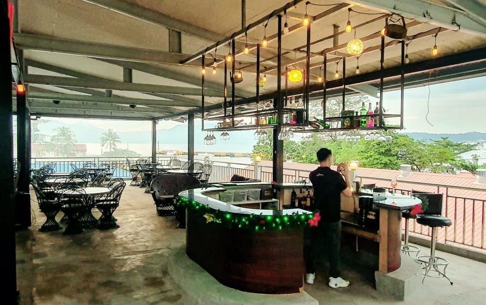 Restaurant/places to eat, Lounge or bar
