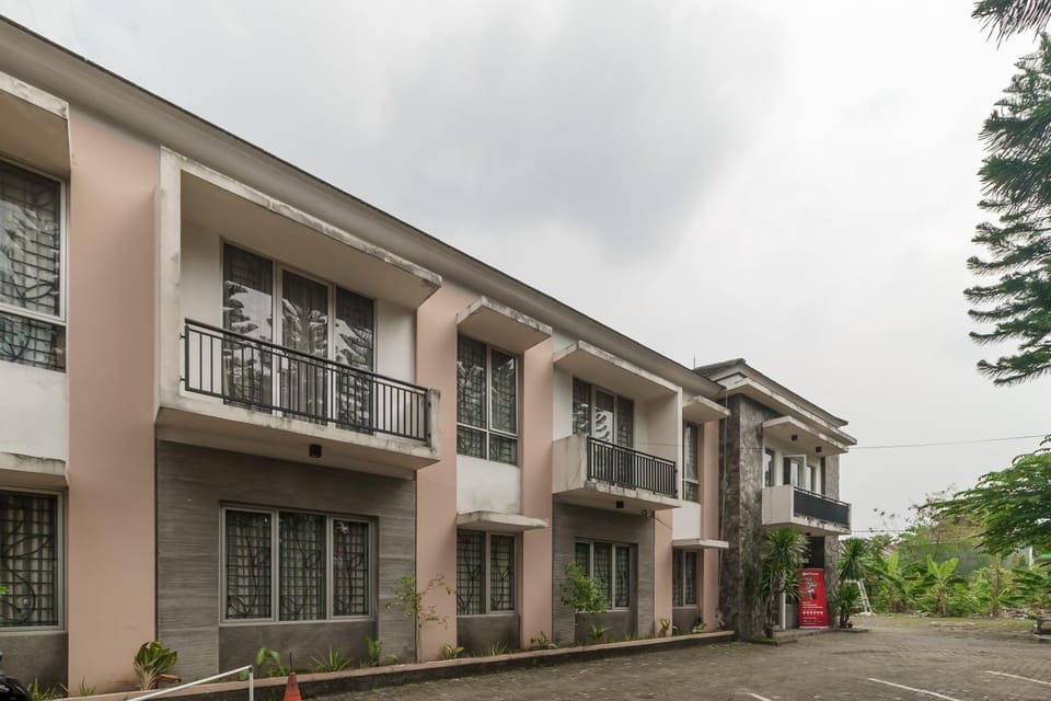 RedDoorz Syariah Plus @ Wisma Bougenville Karawaci Hotel in West Java