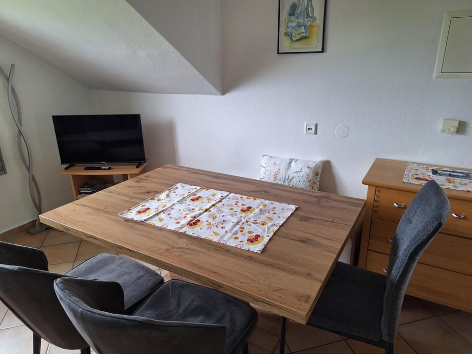 Communal lounge/ TV room, TV and multimedia, Living room, Seating area, Dining area