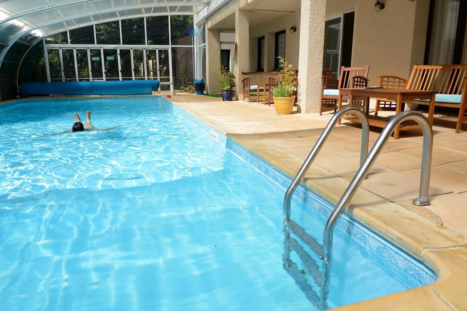 Swimming pool, sunbed
