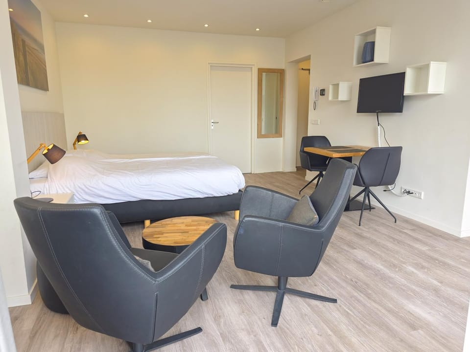 Bed, TV and multimedia, Seating area, Dining area
