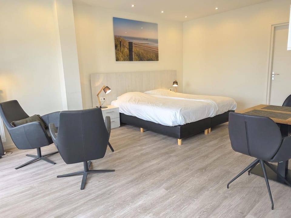 Bed, Seating area, Dining area