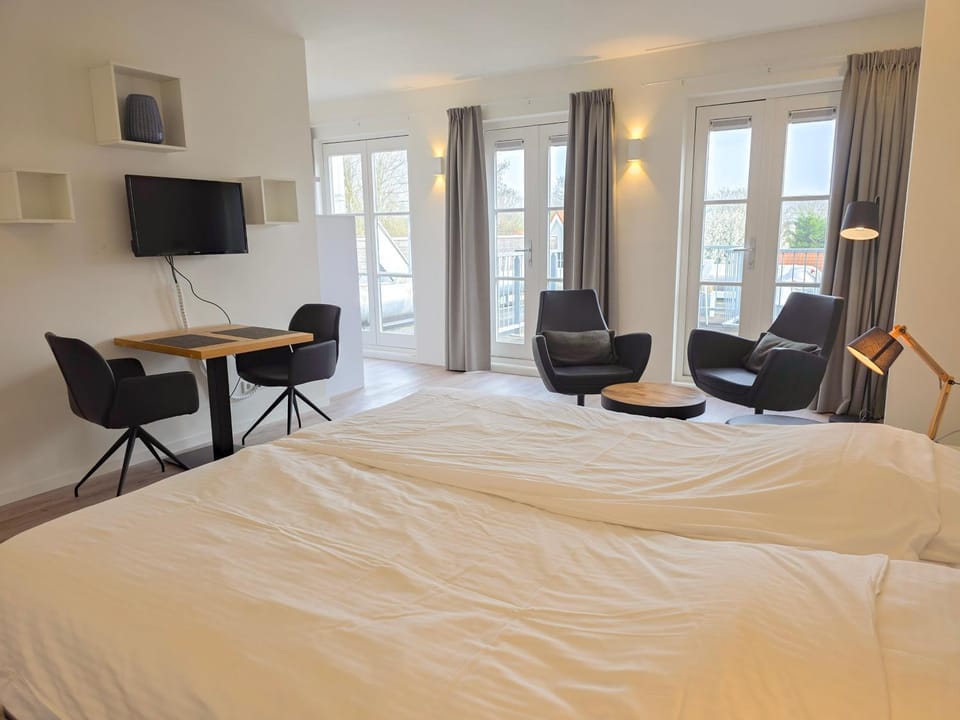 Bed, TV and multimedia, Seating area, Dining area