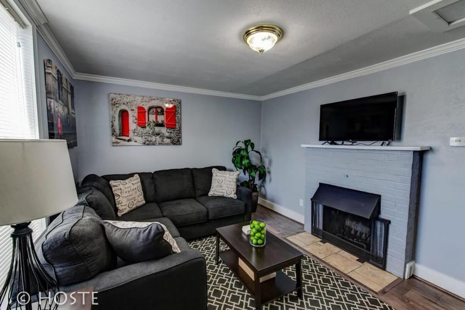 *H* NEW! Downtown Cottage Newly Renovated! * House in Colorado Springs