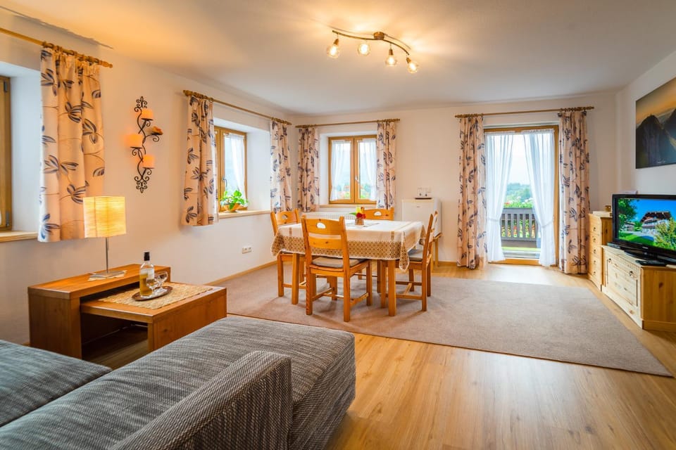 TV and multimedia, Living room, Photo of the whole room, Decorative detail