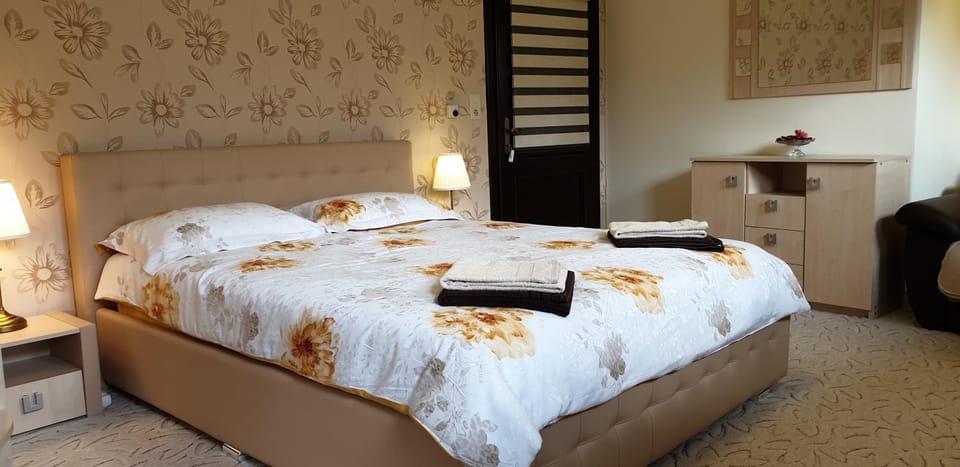 Bed, Photo of the whole room, Bedroom, towels