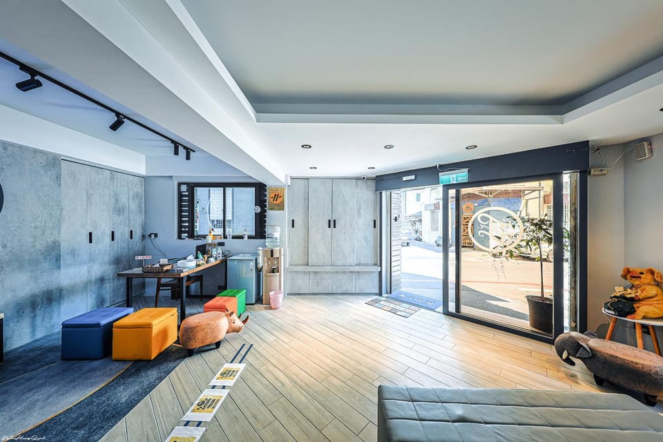 Communal lounge/ TV room, Living room, Seating area