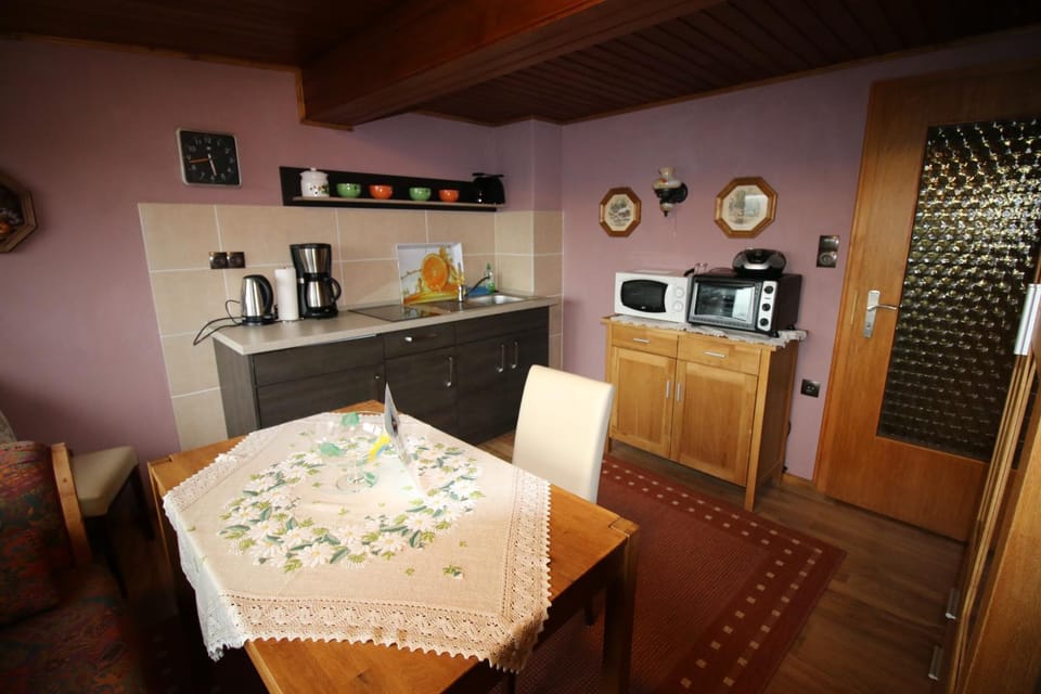 Kitchen or kitchenette, Seating area, Dining area