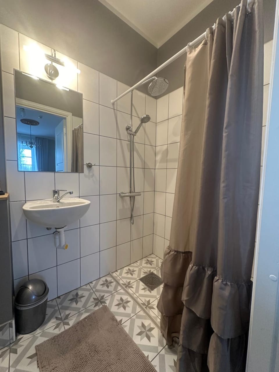 Shower, Toilet, towels