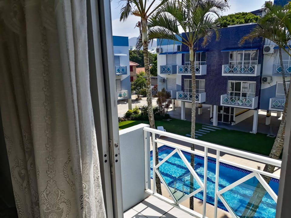 Apto a 70 metros da praia, Piscina, 03 Ar Condicionados, Vaga de Garagem Apartment in Florianopolis