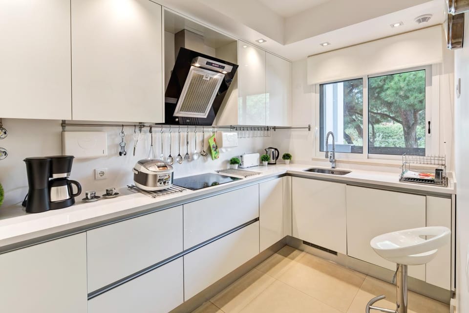 Coffee/tea facilities, Kitchen or kitchenette, Decorative detail, dishwasher, stove, toaster