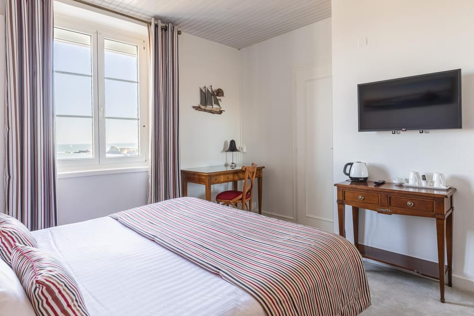 Photo of the whole room, Sea view