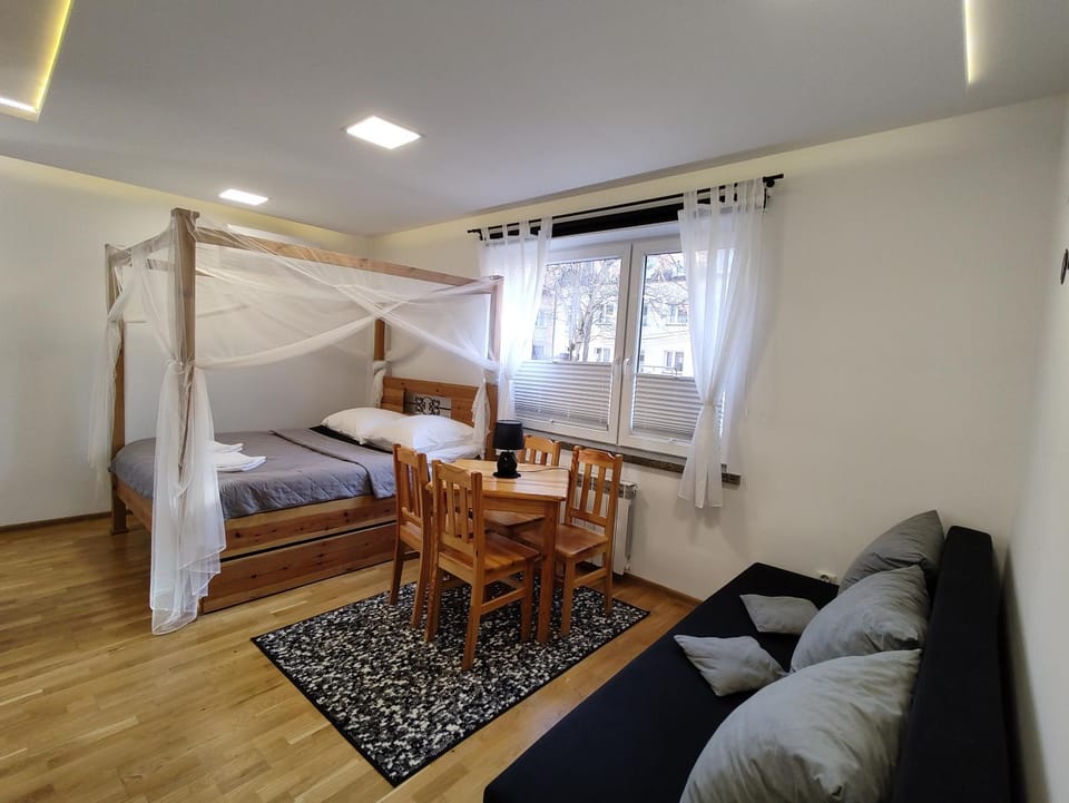 Photo of the whole room, Dining area