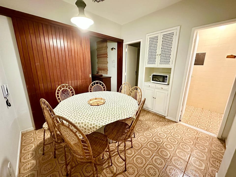 Dining area, microwave