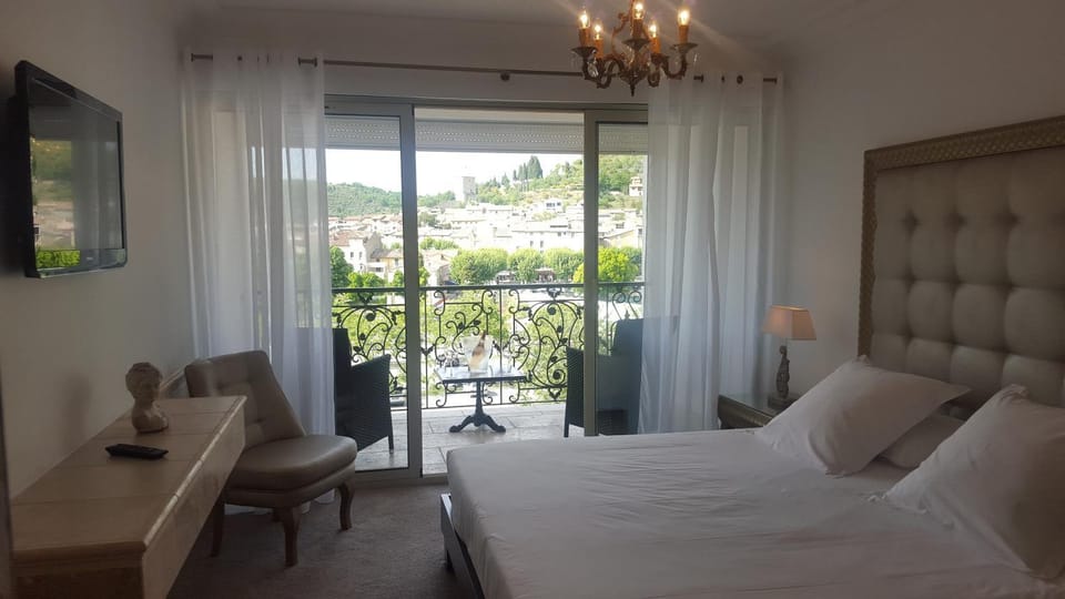 Bed, Photo of the whole room, Bedroom, City view, air conditioner