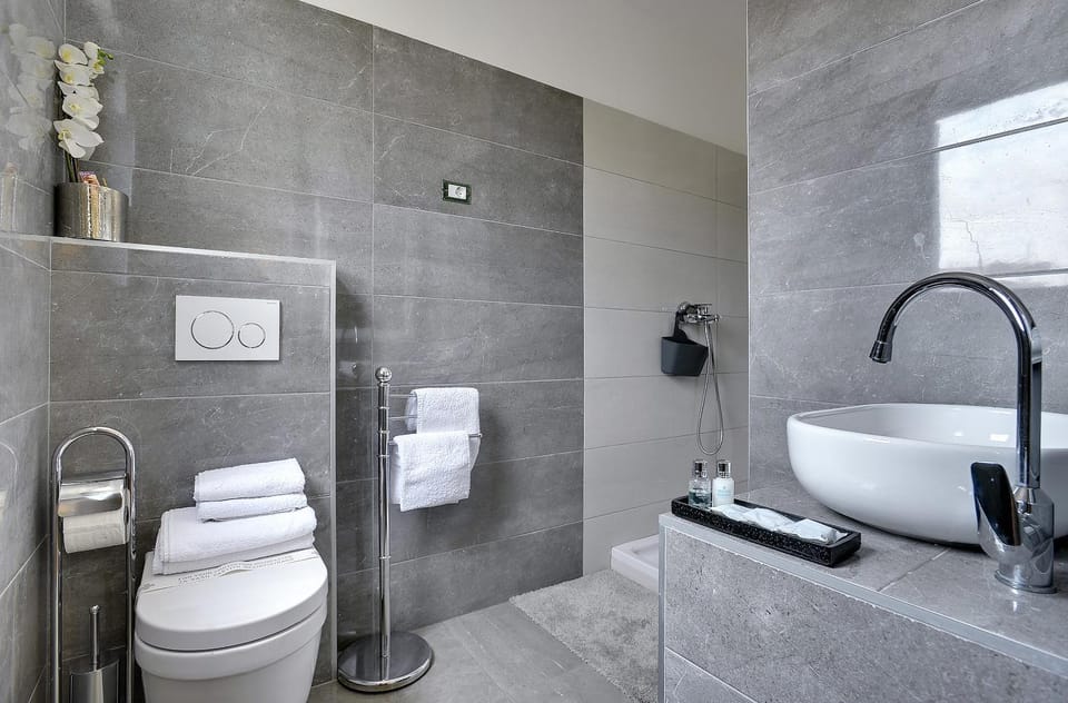 Shower, Toilet, Bathroom, towels