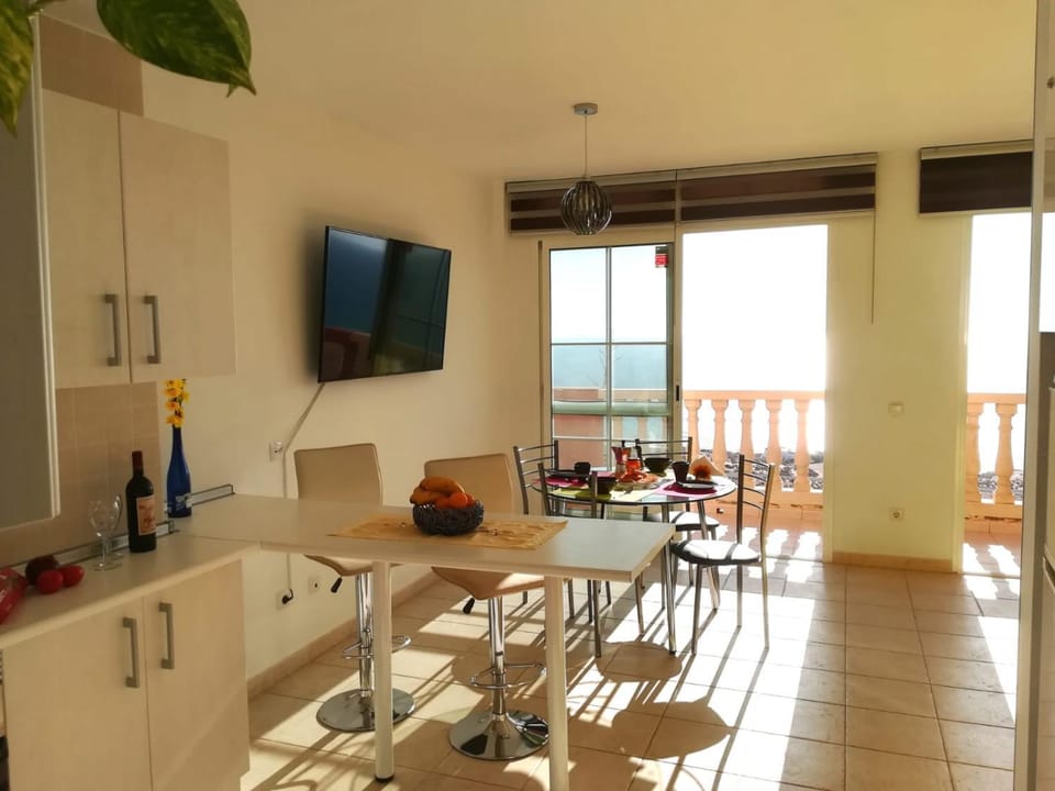 TV and multimedia, Living room, Seating area, Dining area