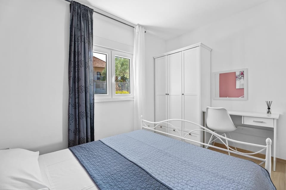 Bed, Photo of the whole room, Bedroom, towels, wardrobe
