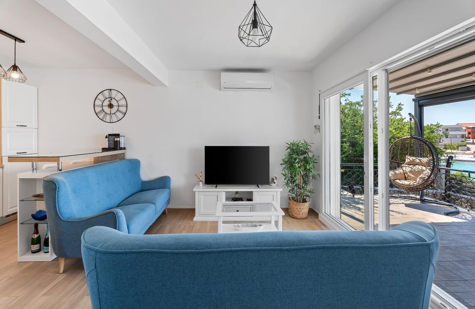 Communal lounge/ TV room, Day, TV and multimedia, View (from property/room), Living room, Seating area, Evening entertainment, air conditioner