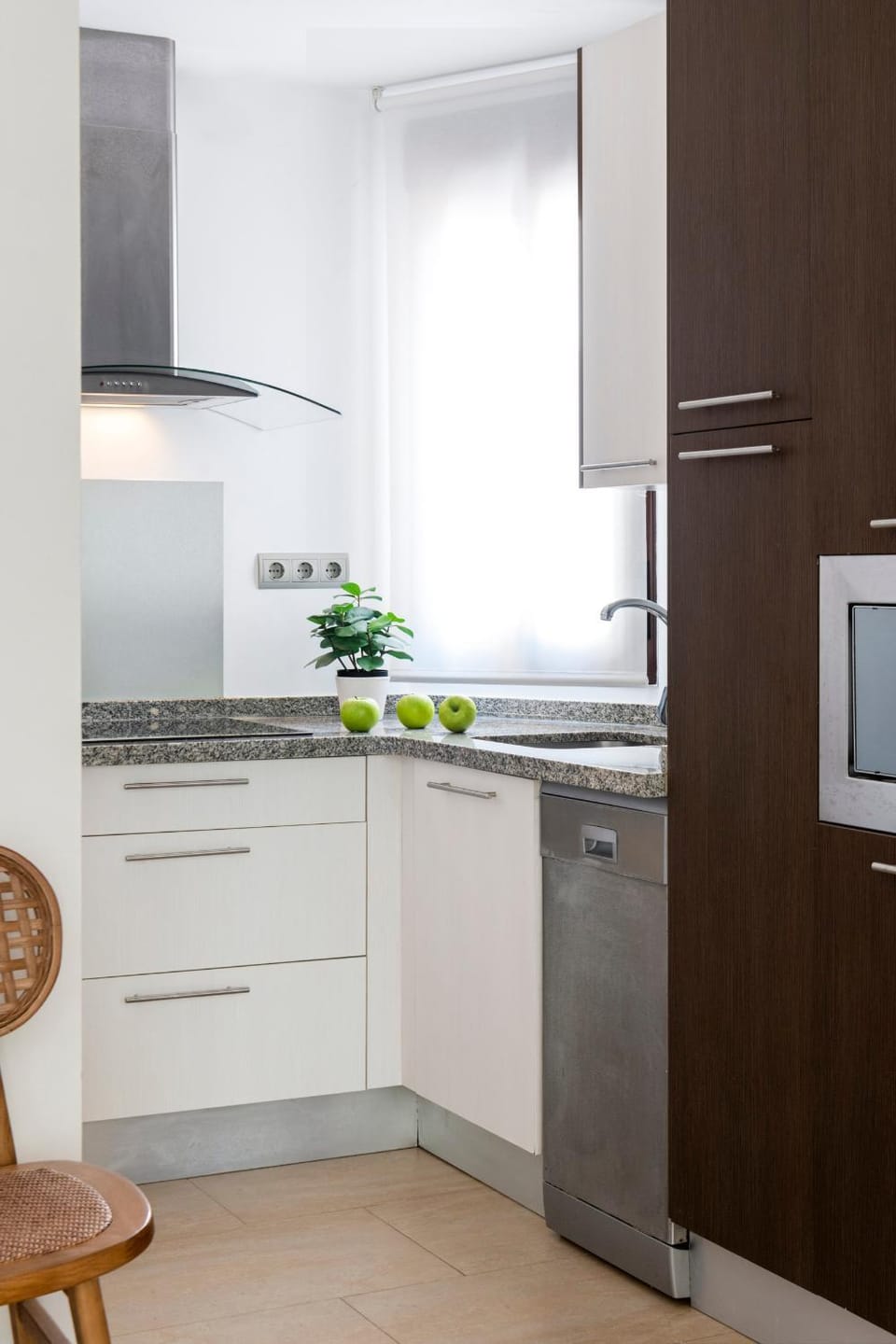 Kitchen or kitchenette, dishwasher, minibar, stove