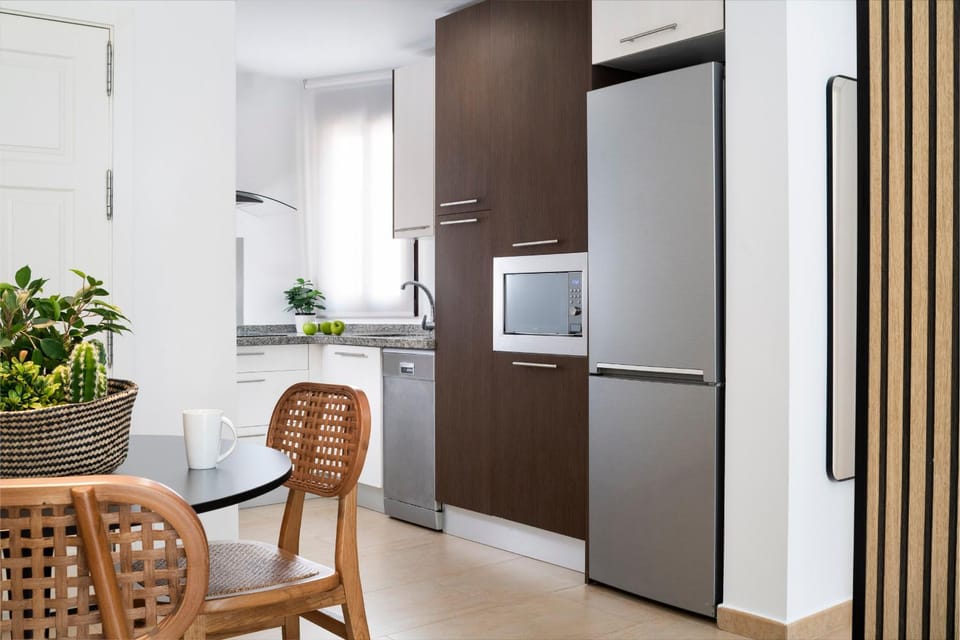 Kitchen or kitchenette, Living room, Seating area, Dining area, minibar, stove