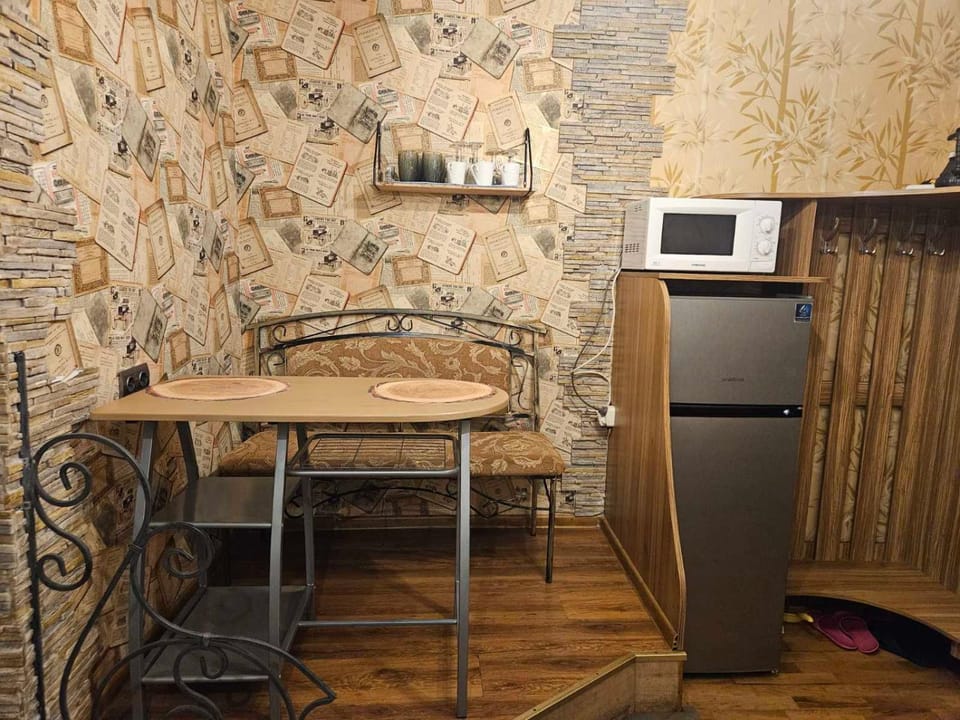 Photo of the whole room, Dining area, kitchen