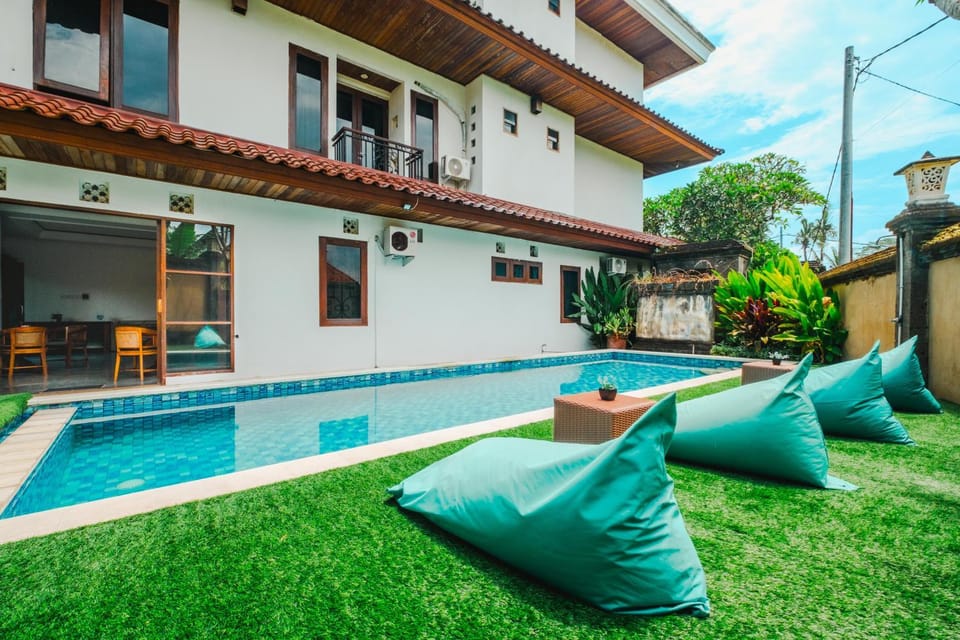 Property building, Patio, Spring, Day, Garden, Garden view, Pool view, Swimming pool, sunbed