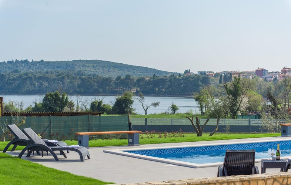 Sea View apartments with shared Pool Bed and Breakfast in Banjole