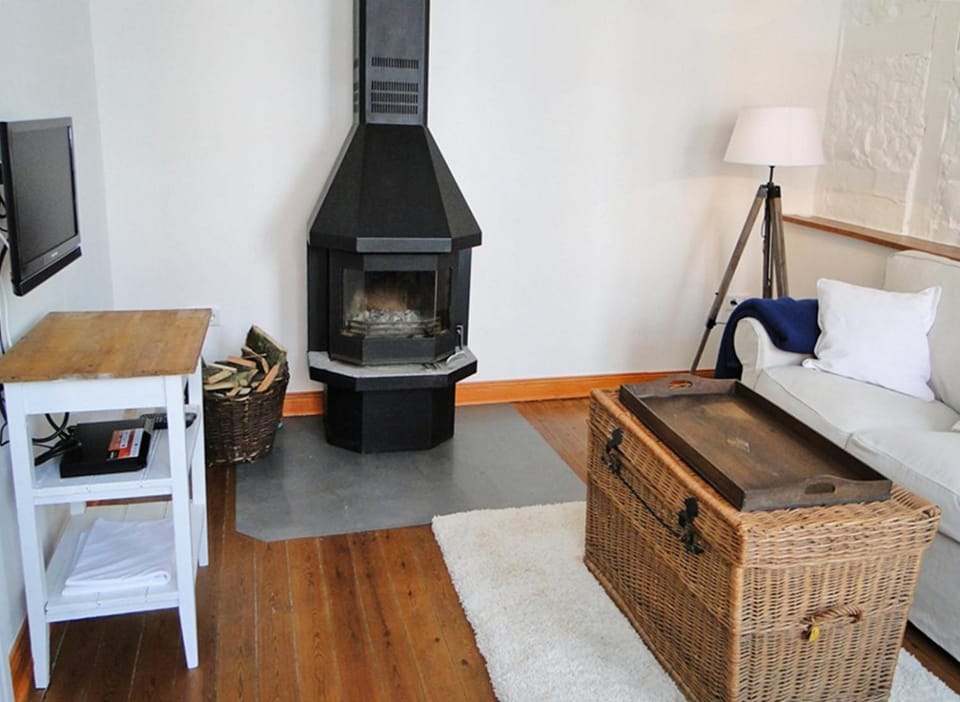 TV and multimedia, Living room, Photo of the whole room, Seating area, Evening entertainment
