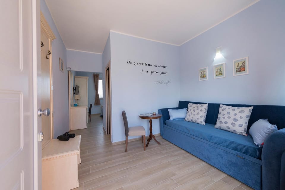 Seating area, Bedroom, Garden view