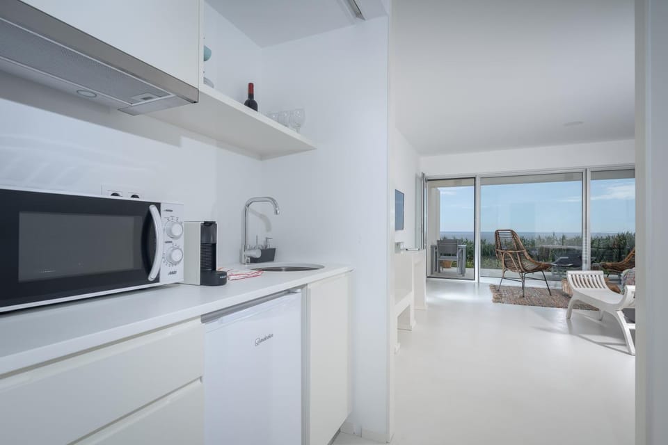 Coffee/tea facilities, Kitchen or kitchenette, Sea view