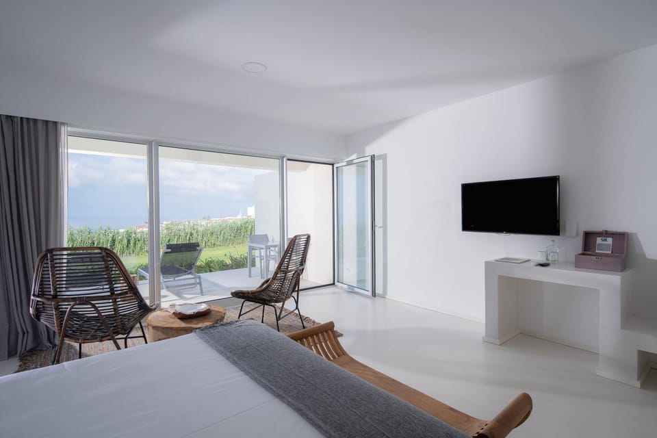 Communal lounge/ TV room, Bed, Natural landscape, View (from property/room), Balcony/Terrace, Bedroom