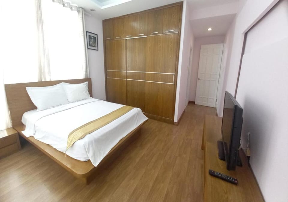 Photo of the whole room, Bedroom