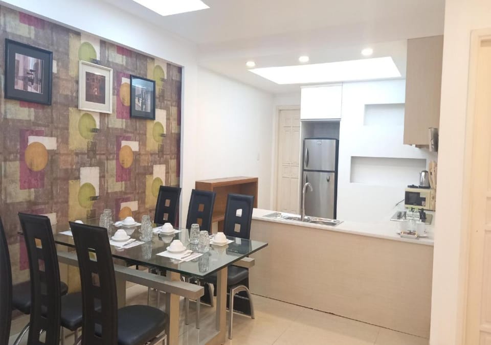 Kitchen or kitchenette, Seating area, stove