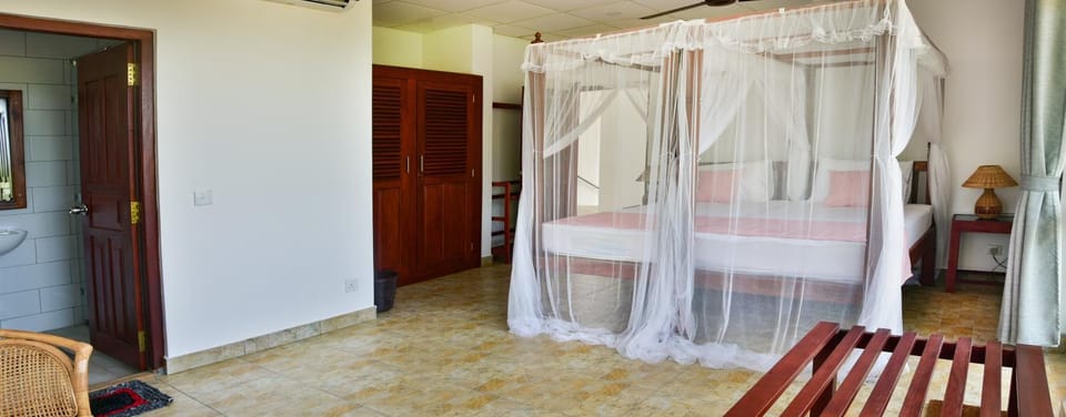 Photo of the whole room, Bedroom