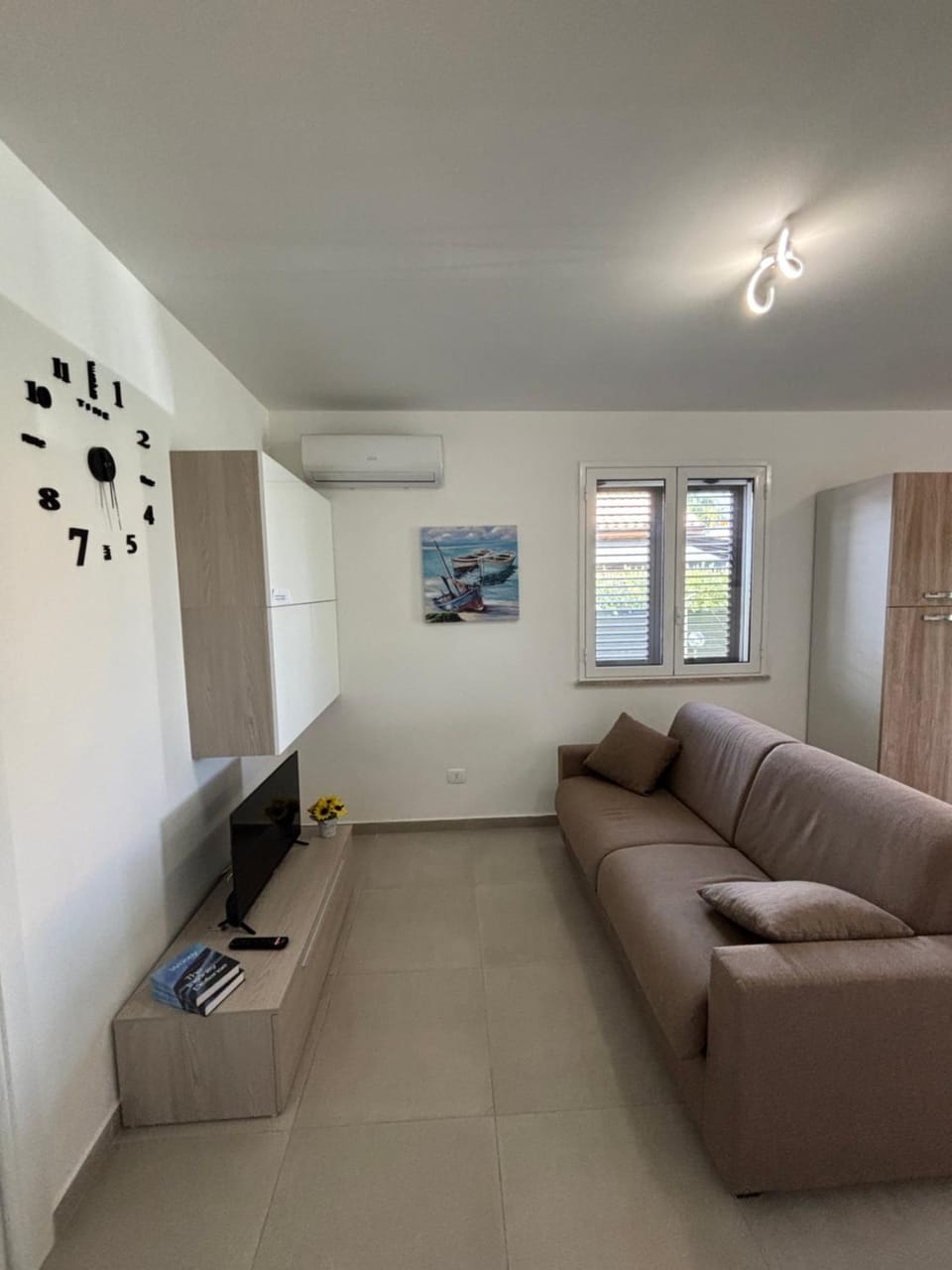 Communal lounge/ TV room, TV and multimedia, Seating area, air conditioner