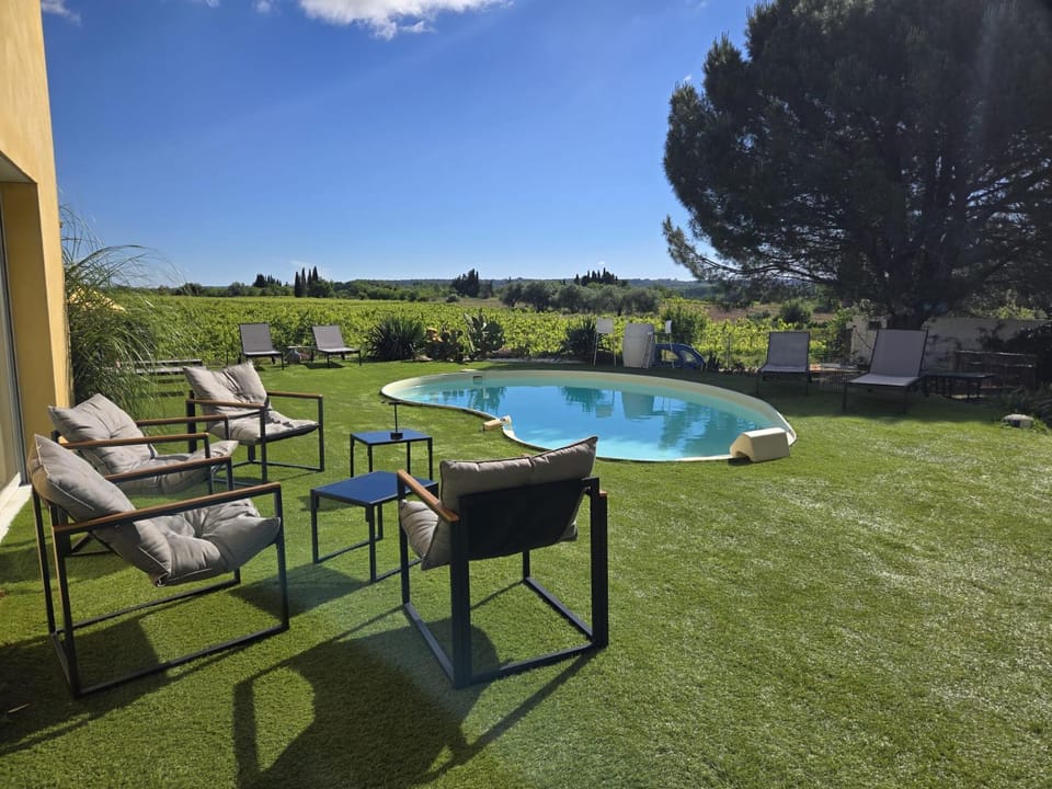 VILLA de CHARME avec piscine, sans vis à vis, vue sur les vignes et oliviers Vacation rental in Occitanie