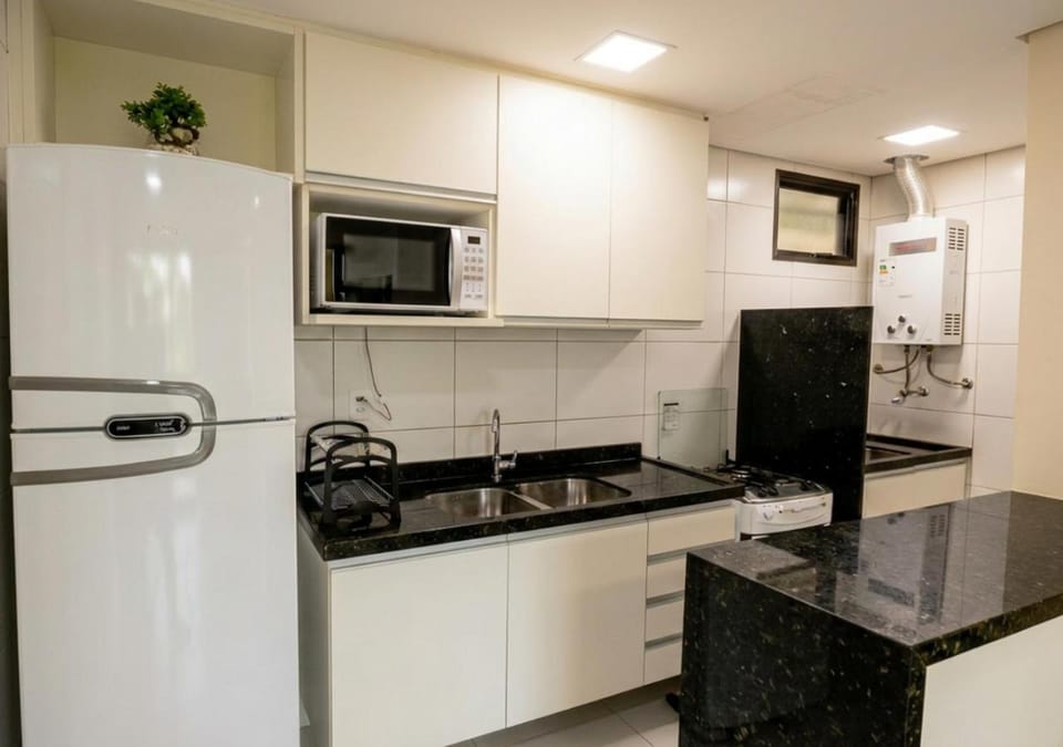Kitchen or kitchenette, microwave, minibar, stove