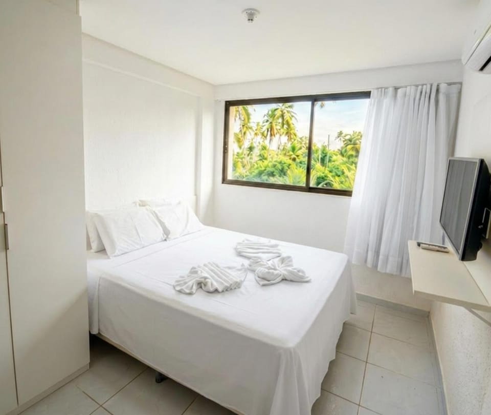 Bed, TV and multimedia, Photo of the whole room, Bedroom, towels