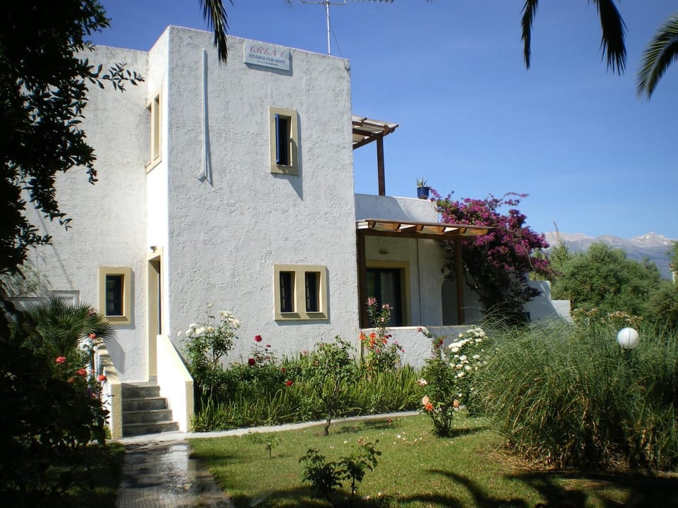 Property building, Facade/entrance, Garden