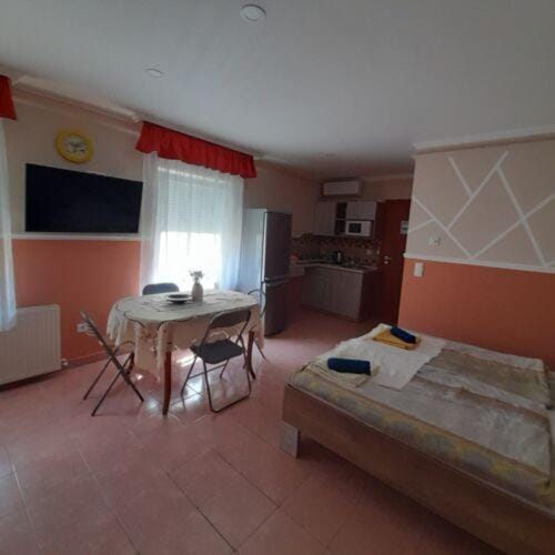 Bed, TV and multimedia, Living room
