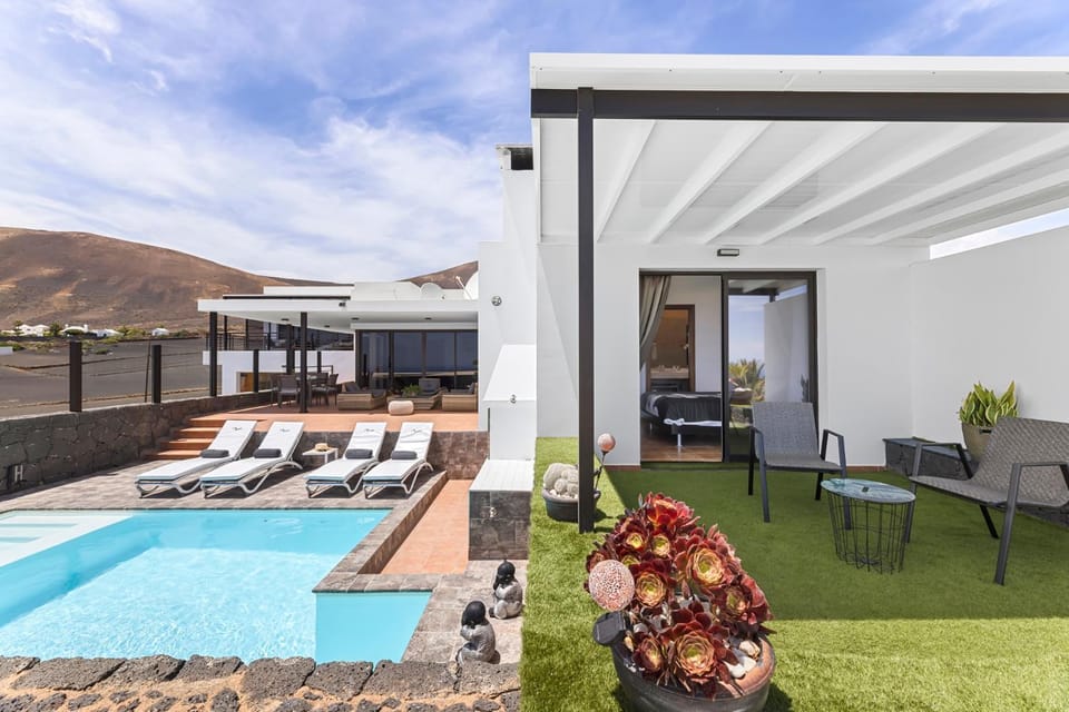 Property building, Patio, Natural landscape, Mountain view, Pool view, Swimming pool, sunbed