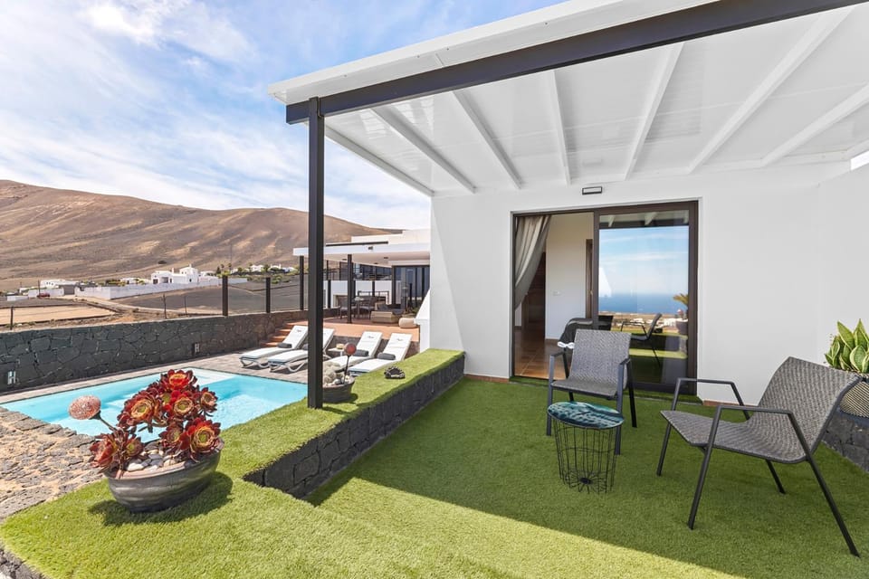 Patio, Natural landscape, View (from property/room), Balcony/Terrace, Mountain view, Pool view, Swimming pool