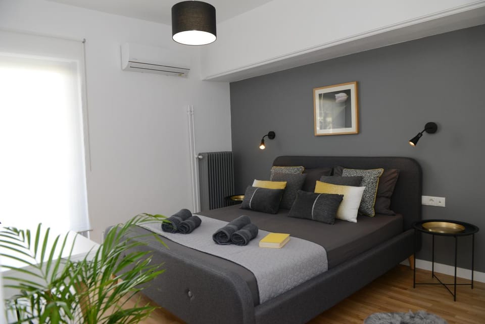 Bed, Photo of the whole room, Decorative detail, Bedroom, Family, Quiet street view