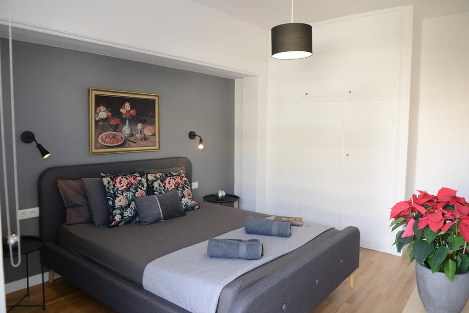 Bed, Day, BBQ facilities, Library, Balcony/Terrace, Balcony/Terrace, Bedroom, Garden view, Family, Family, Quiet street view