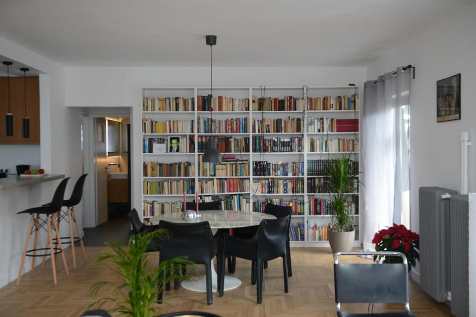 Toilet, Bed, Library, TV and multimedia, Balcony/Terrace, Seating area, Dining area, Garden view, Quiet street view