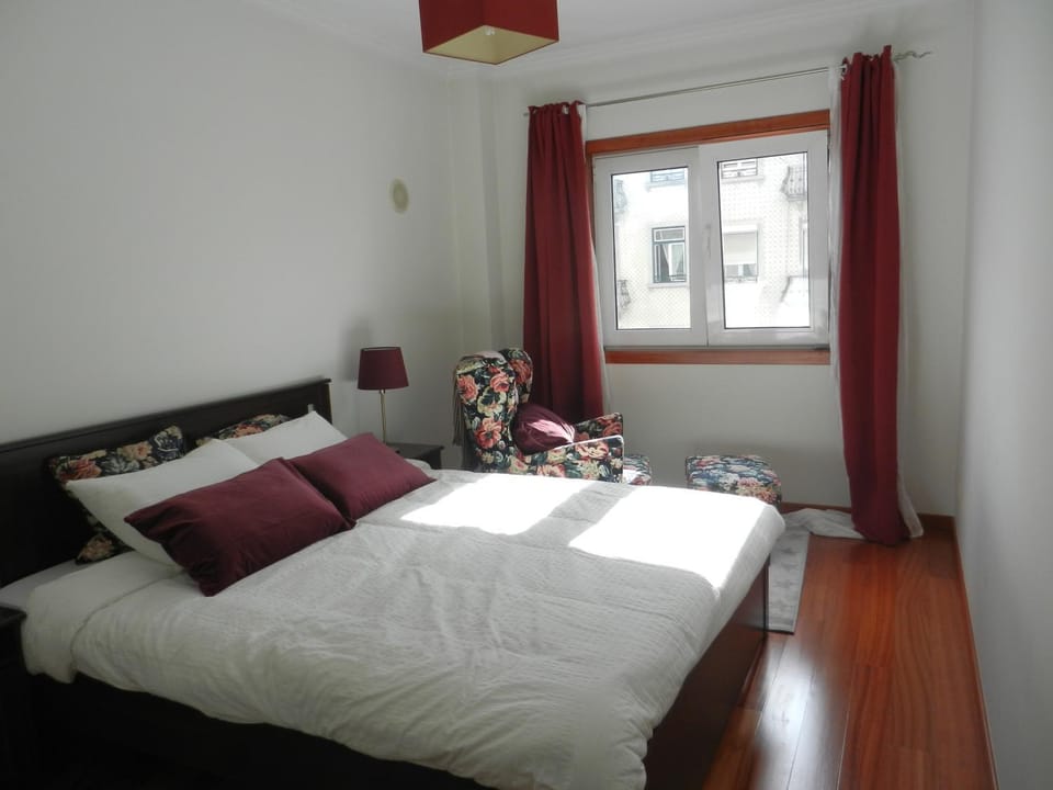 Photo of the whole room, Decorative detail, bunk bed
