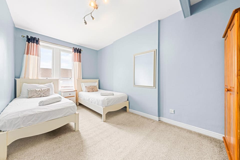 Bright & Modern Family Flat near City Centre Apartment in Glasgow